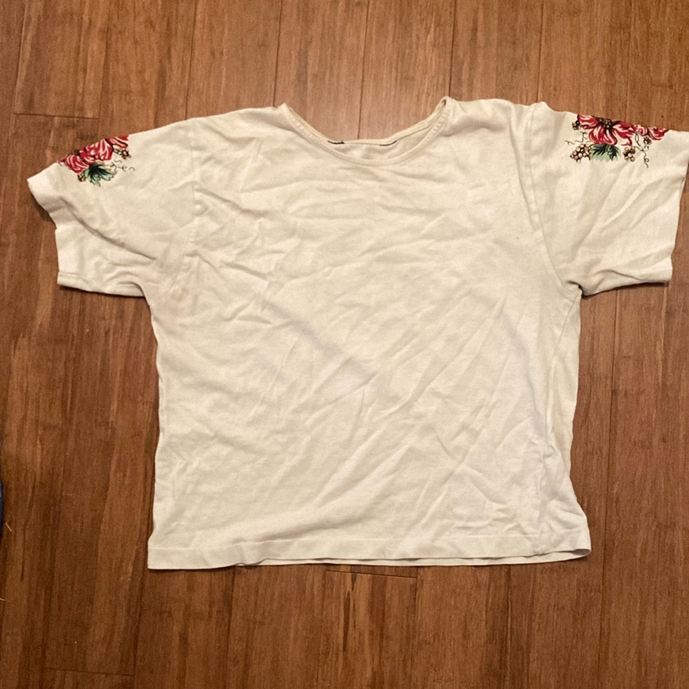 Cropped cream colored tshirt